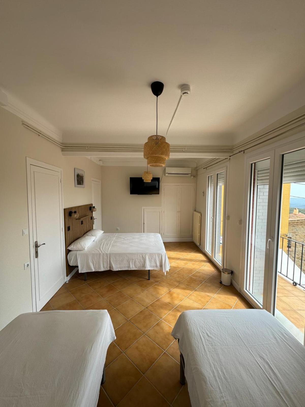 Hostal Restaurant Casa Comaulis La Vajol ภายนอก รูปภาพ