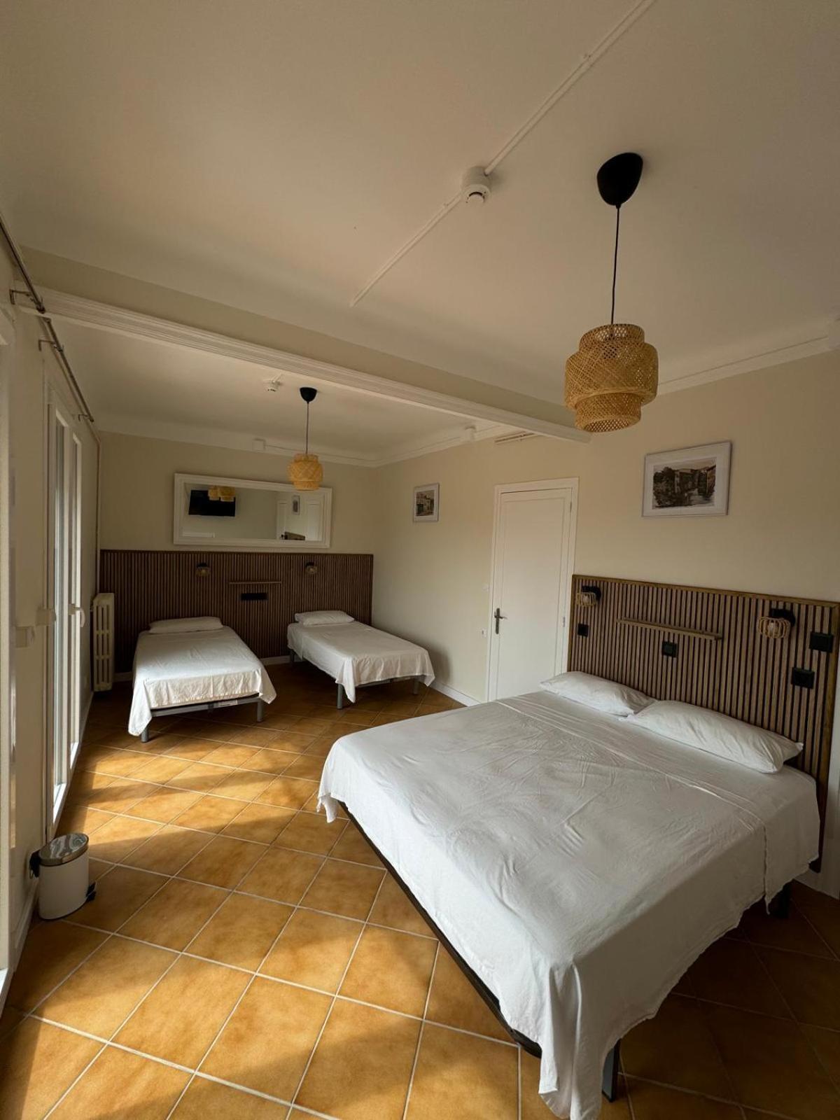 Hostal Restaurant Casa Comaulis La Vajol ภายนอก รูปภาพ